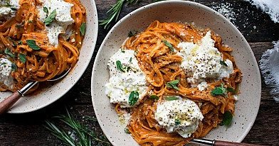 Nudeln - Nudeln mit Burrata und Tomatensauce