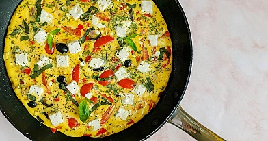 Griechisches Omelett mit Kirschtomaten, Oliven und Feta-Käse