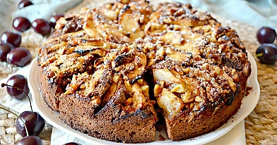 Feuchter und weicher Schokoladen-Apfelkuchen mit Nüssen