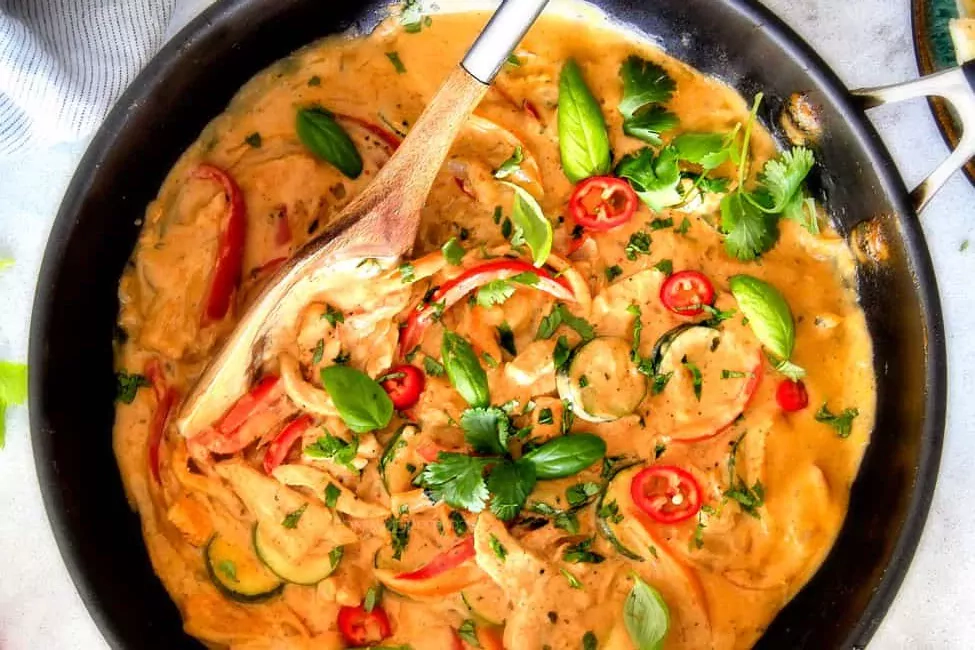 Rotes Thai-Curry mit Hühnerfleisch und Kokosnussmilch