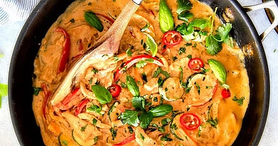 Rotes Thai-Curry mit Hühnerfleisch und Kokosnussmilch