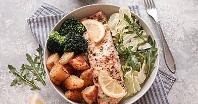 Köstlicher, im Ofen gebratener Knoblauch-Zitronen-Lachs mit Kartoffeln und Gemüse