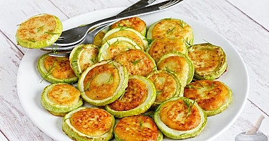 Gebratene geriebene Zucchini in Zucchiniringen, wie Pfannkuchen