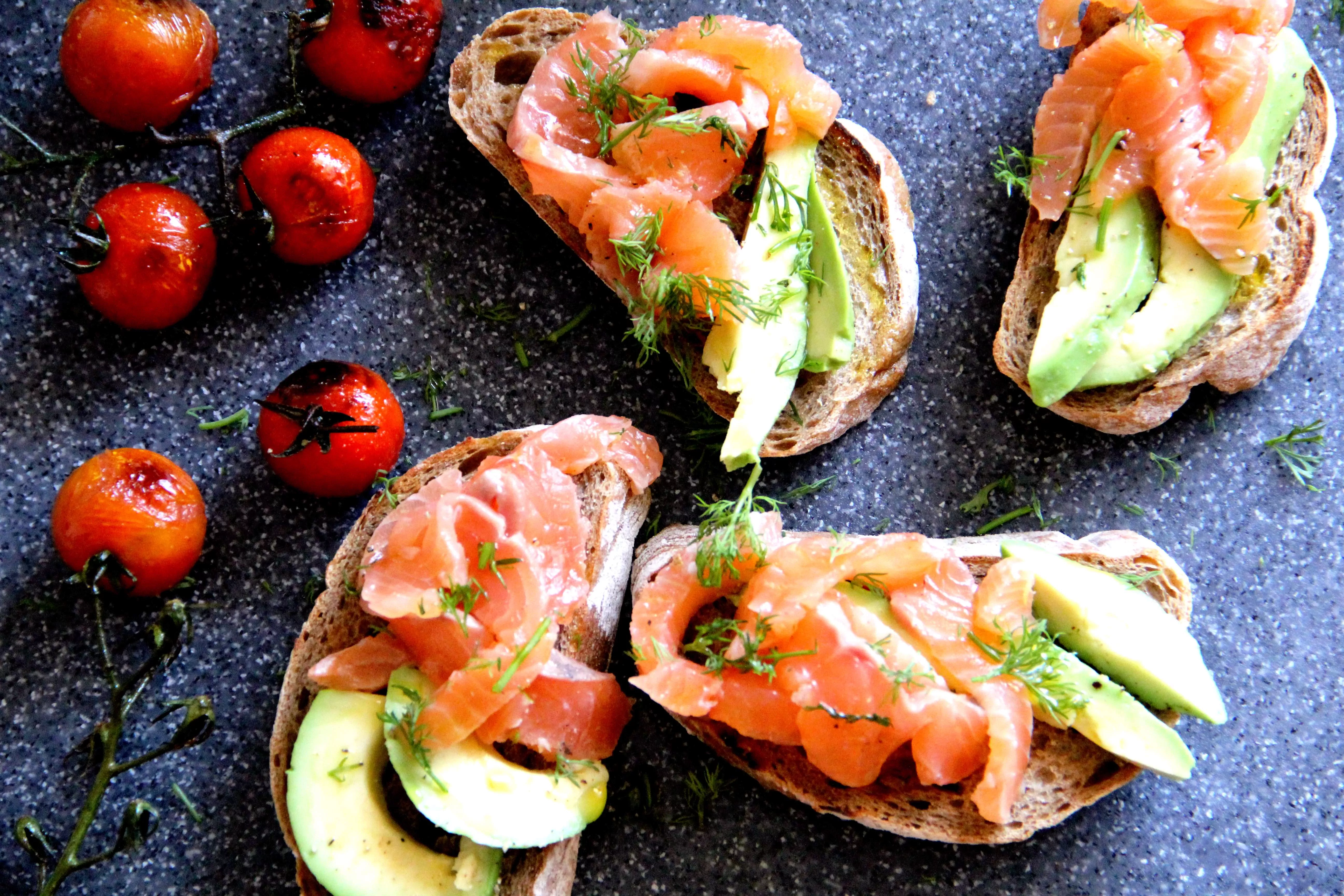 Bruschetta mit Lachs und Avocado