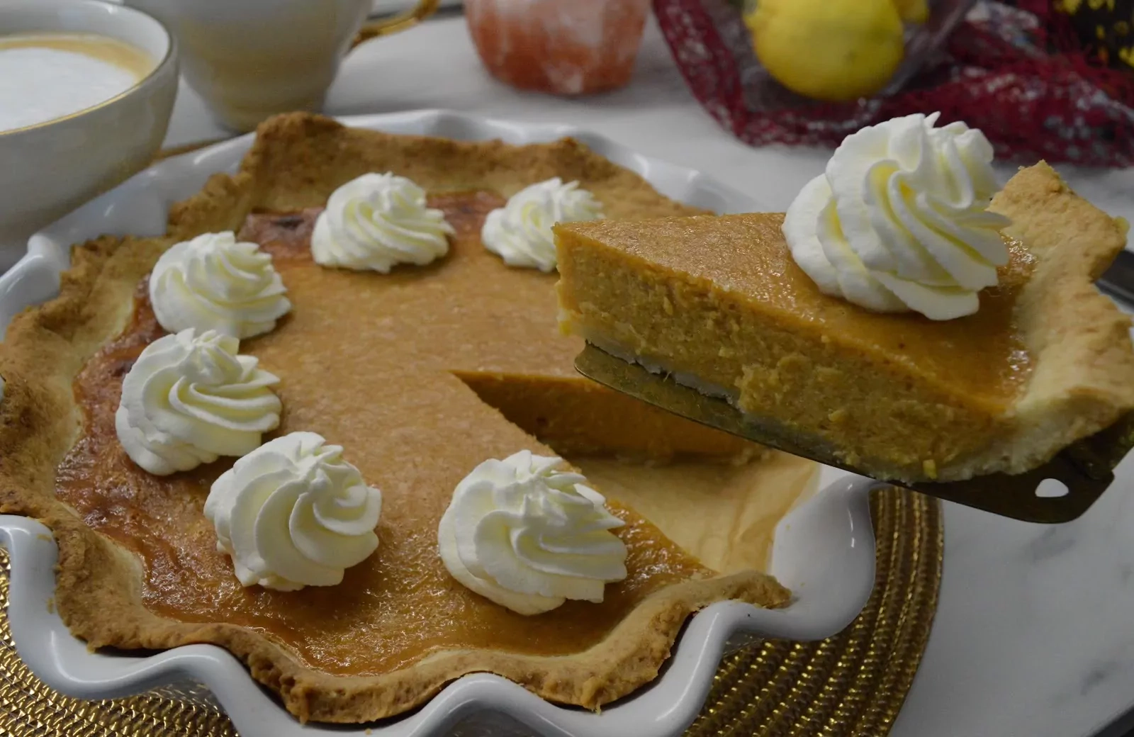 Einfacher klassischer Kürbiskuchen mit Kondensmilch