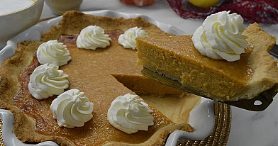 Einfacher klassischer Kürbiskuchen mit Kondensmilch