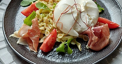 Nudeln mit Pestosauce, Tomaten und Burrata-Käse