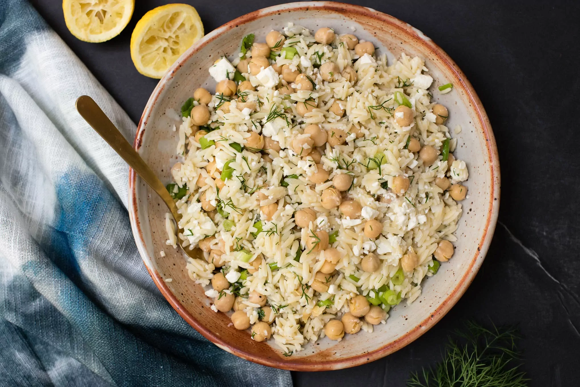 Nudelsalat aus Kichererbsen und Orzo mit sonnengetrockneten Tomaten