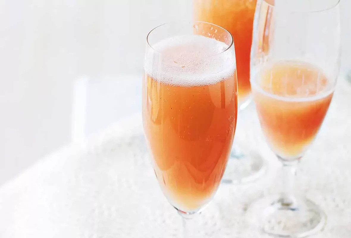 Bellini - alkoholischer Cocktail von Wein und Champagner