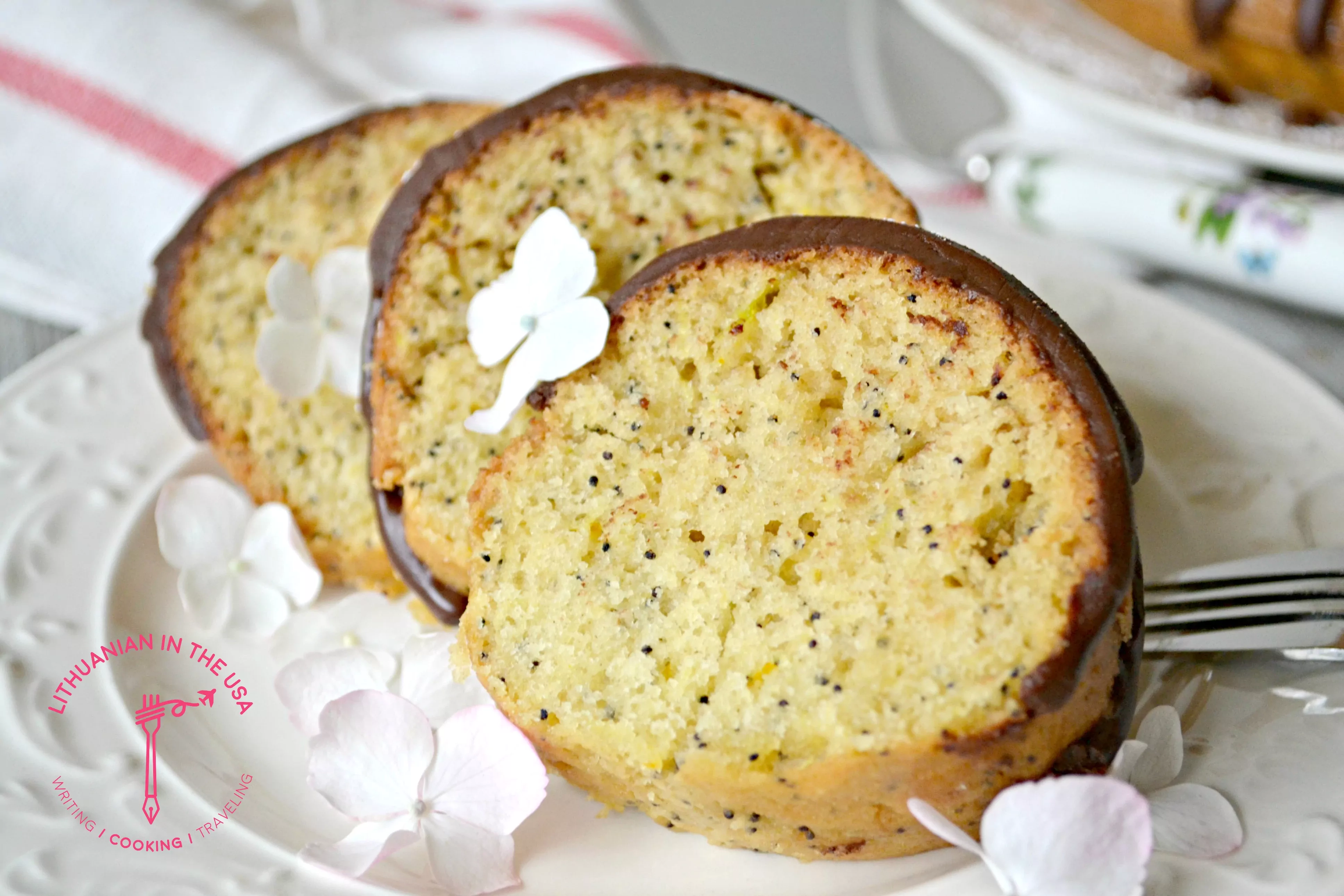 Zucchini-Cupcake mit Mohn und Schokoglasur