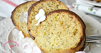 Zucchini-Cupcake mit Mohn und Schokoglasur