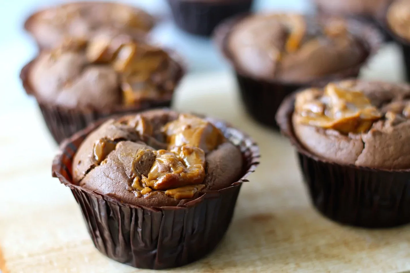 Schokoladen-Cupcakes mit Rududu und Naturjoghurt