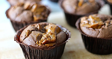 Schokoladen-Cupcakes mit Rududu und Naturjoghurt