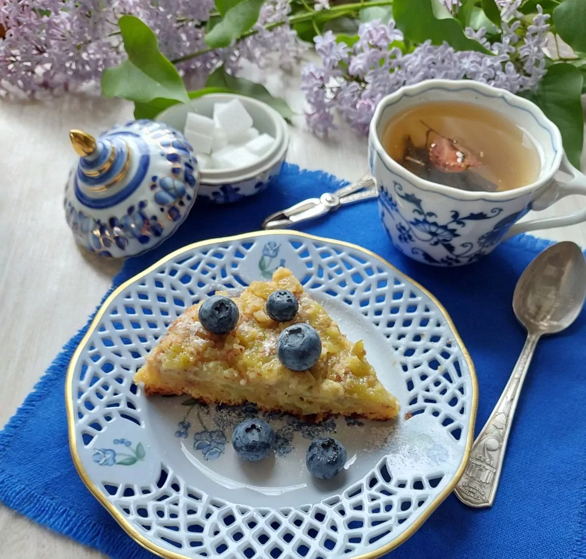 Umgekehrter Rhabarberkuchen mit Mandeln