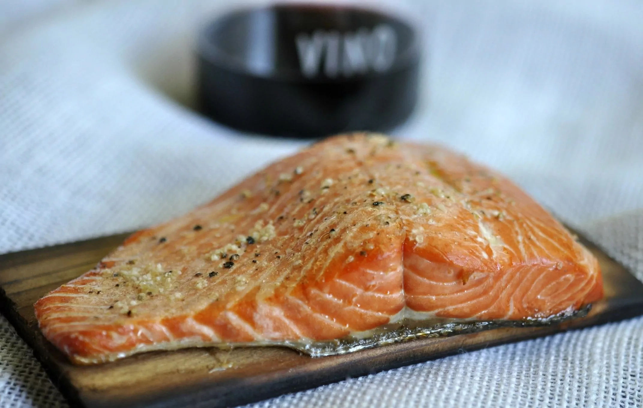 Lachs im Kamado-Grill auf Holzbrettern