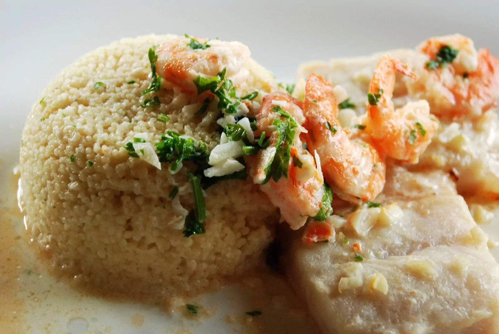 Fisch aus dem Ofen mit Garnelen-Sahne-Sauce und Couscous