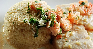 Fisch aus dem Ofen mit Garnelen-Sahne-Sauce und Couscous