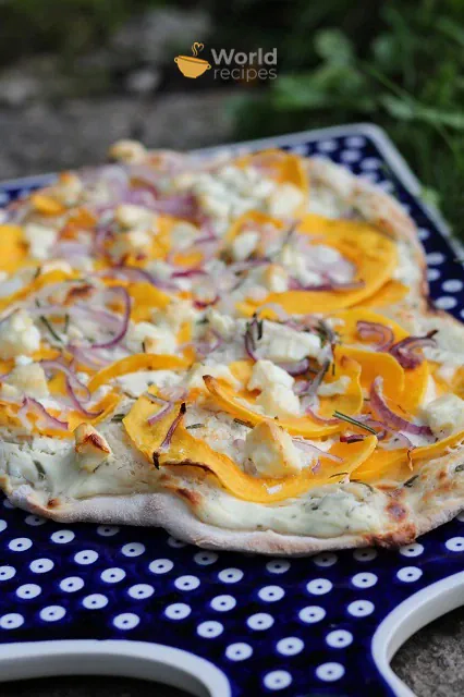 Blitzschneller Flammkuchen mit Butternut, Feta und Rosmarin