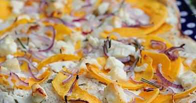 Blitzschneller Flammkuchen mit Butternut, Feta und Rosmarin