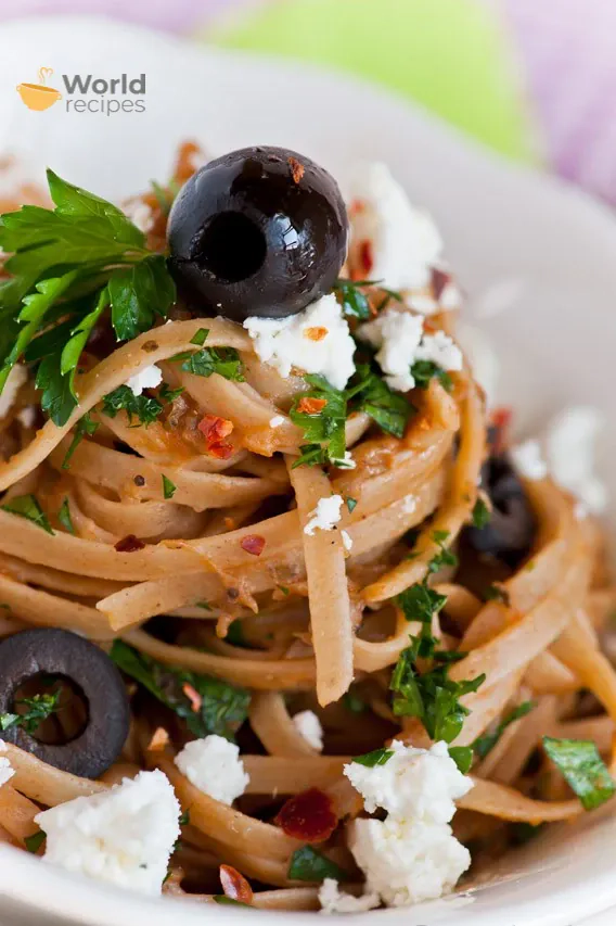 Vollkorn tagliatelle mit Auberginenpüree, Anchovis, Oliven und Feta