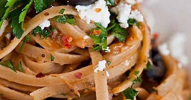 Vollkorn tagliatelle mit Auberginenpüree, Anchovis, Oliven und Feta