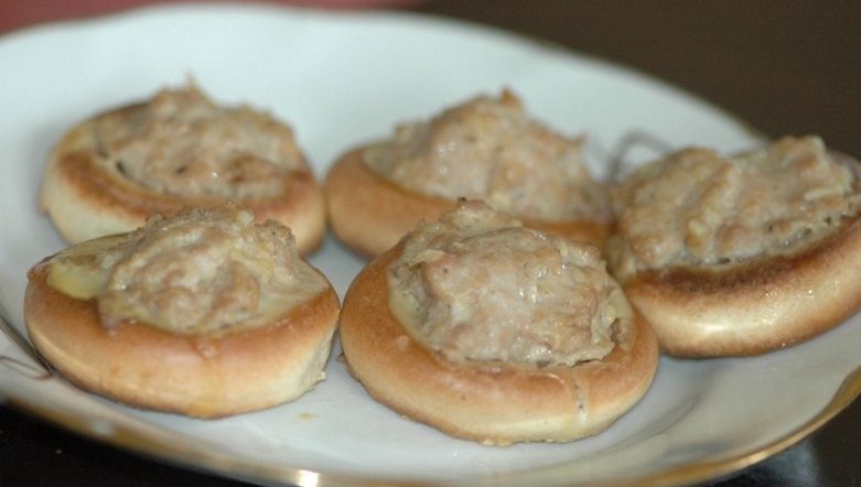 Bagels gefüllt mit Hackfleisch