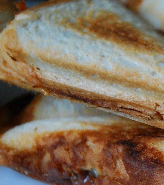 Heiße Sandwiches mit Schokoladenquarkcreme und Bananen