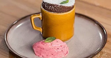 Schokoladen Souffle mit Himbeereis