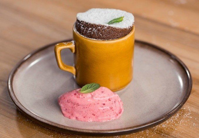 Schokoladen Souffle mit Himbeereis