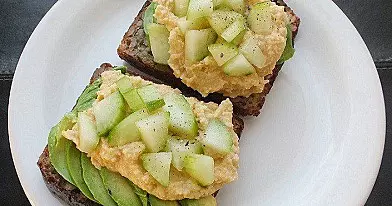 Frühstück Sandwich mit Hummus und Avocado