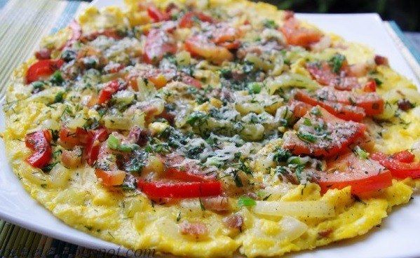 Omelet mit Speck und Gemüse