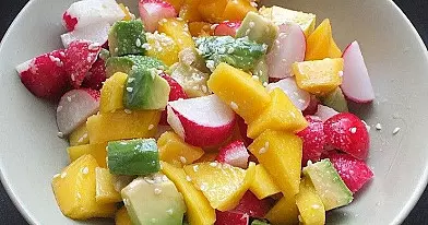 Salat mit Rettich, Avocado und Mango