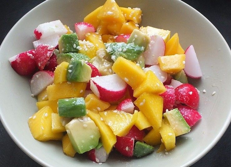 Salat mit Rettich, Avocado und Mango