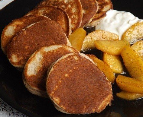 Zimt Pfannkuchen mit karamellisierte Äpfel und Joghurt